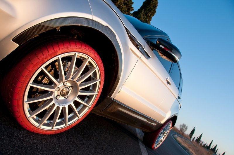 anvelope marangoni - marangoni-lanseaza-o-noua-serie-de-anvelope-colorate-pentru-range-rover-evoque-hfi-r-2012-114.jpg